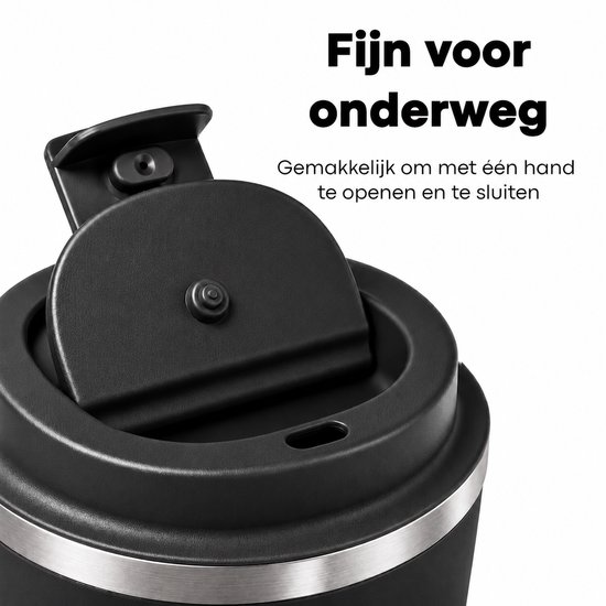 Zwarte thermosbeker met openklapbaar deksel. Makkelijk met één hand te openen en te sluiten.