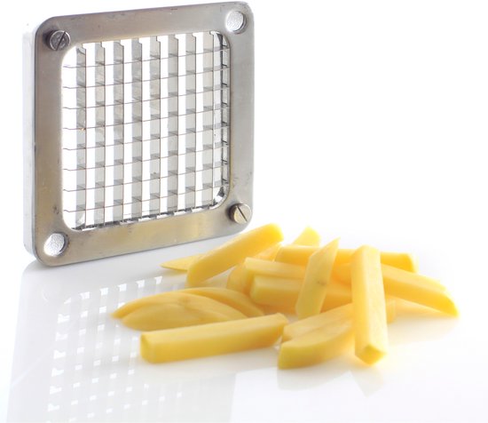 RVS fritessnijder met vierkant raster en hoopje gesneden frietjes ernaast.