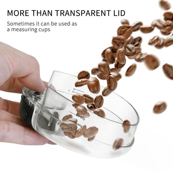 Transparant maatbeker met zwarte deksel, gevuld met koffiebonen.