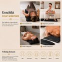 Vrouw en man gebruiken spijkermat. Tekst: Geschikt voor iedereen.