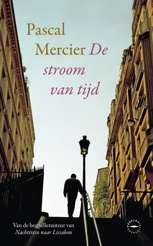 Boek "De stroom van tijd" van Pascal Mercier. Een man loopt een trap op in Parijs.