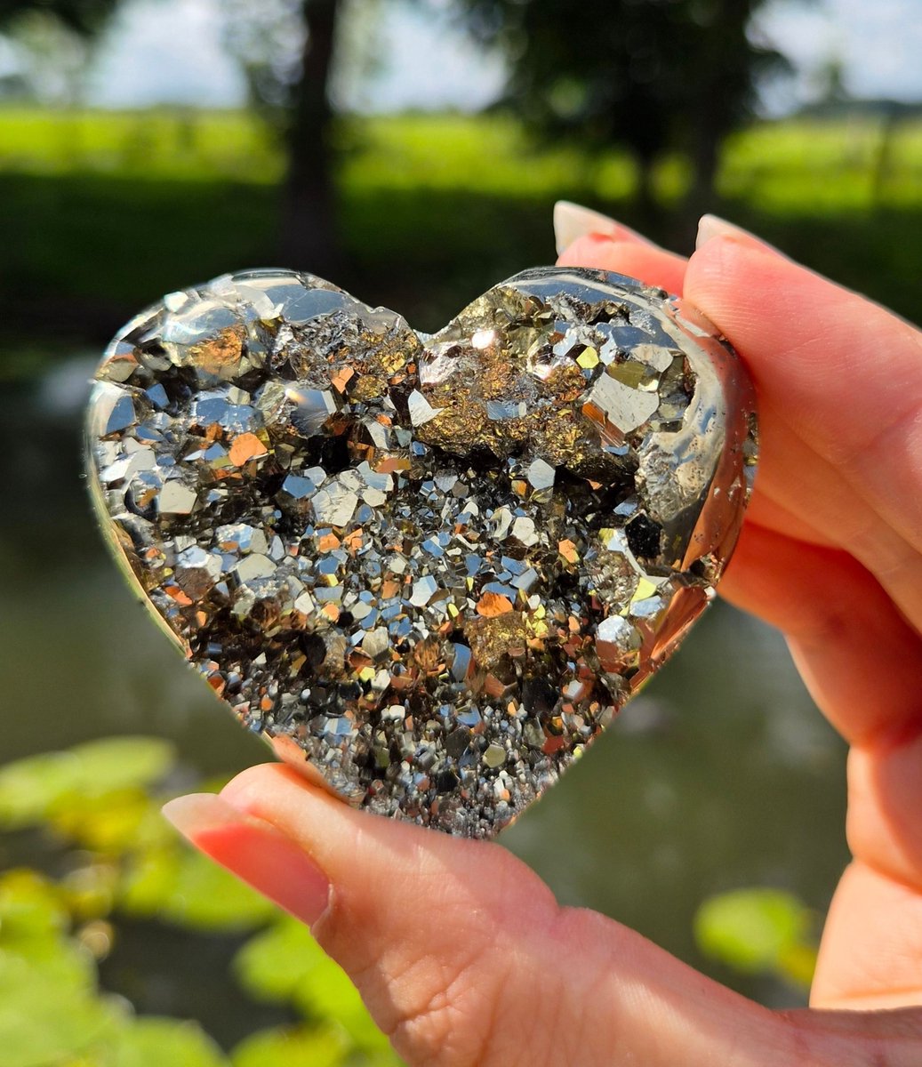 ThaleiaDesign - Pyriet hart - Edelstenen en Mineralen - Kristallen - Spiritualiteit - Woondecoratie - interieur - cadeau - foolsgold - crystals - gemstones - interieur - cadeau vrouw - liefde - hart - chakra - spiritueel - yoga - meditatie