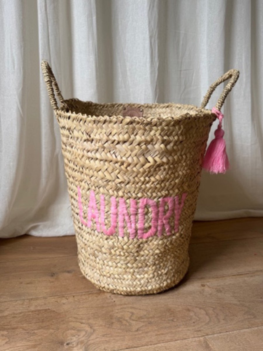Wasmand - Roze - Was – Mand - Badkamer - Opbergmand - Palmblad - Laundry - Laundrybasket- Rieten mand - Speelgoed - Opbergen - Pompon - Wol – Geschenk - Kinderkamer - Handgemaakt - Decoratie - Geboorte - Cadeau