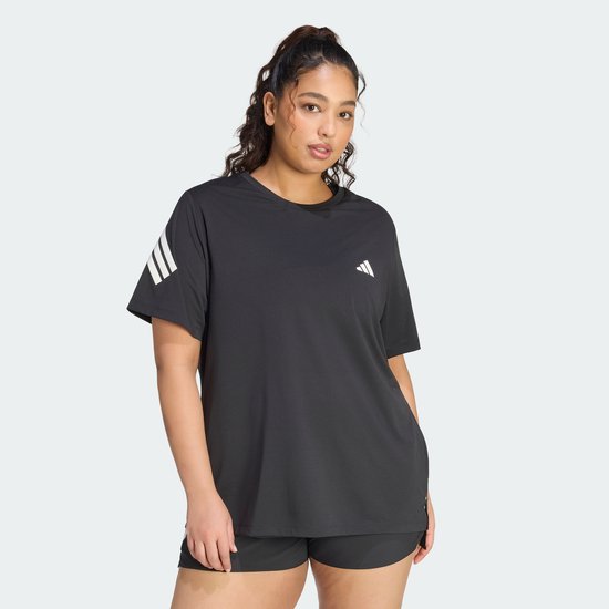Model in een zwart Adidas sportshirt met witte strepen op de schouders en Adidas logo.