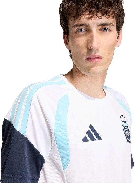 Heren shirt met Adidas-logo, AFA-logo, lichtblauwe accenten op de schouders.