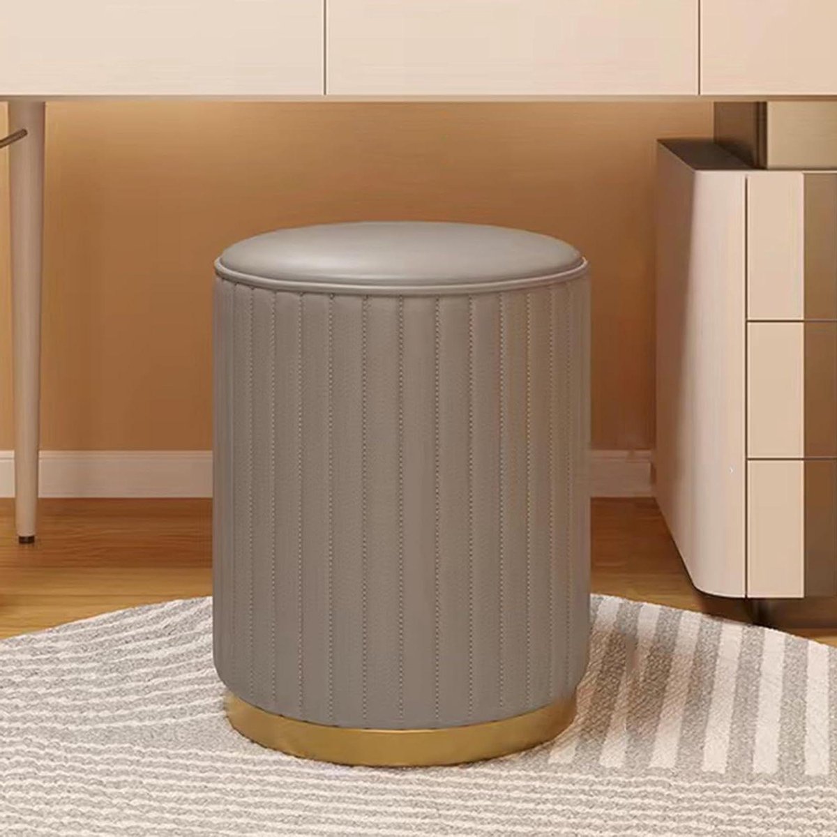 Ronde fluwelen opbergpoef - gestoffeerde voetensteun kruk met gouden basis voor woonkamer, slaapkamer of boetiek, stijlvolle en functionele woondecoratie