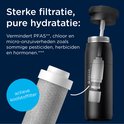 Explosietekening van een zwarte BRITA LARQ iQ fles die een filterbuis en een koolstoffilter toont. Een blauwe cirkel zegt "actieve koolstofilter".