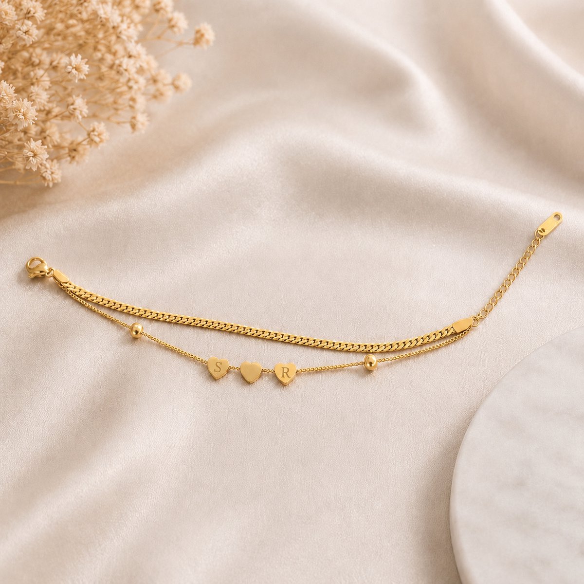 Armband Noa Goud gepersonaliseerd sieraad met initialen gegraveerd, leuk persoonlijk cadeau voor moeder, vrouw of vriendin.