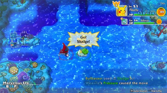Pikachu en Bulbasaur vechten in een wateromgeving. Bulbasaur gebruikt Mod. Sludge.
