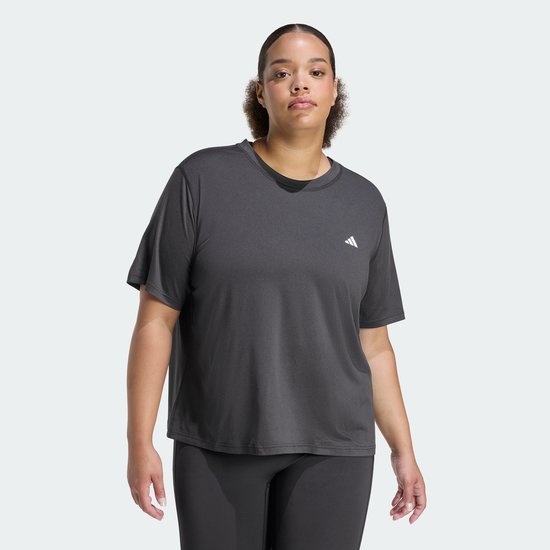 Model draagt een donkergrijs Adidas performance T-shirt met korte mouwen en wit logo.