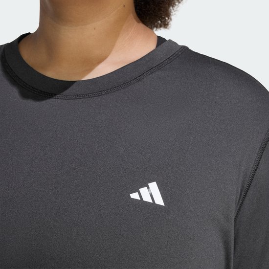 Gros plan op de halslijn en het witte Adidas logo op een donkergrijs performance T-shirt.