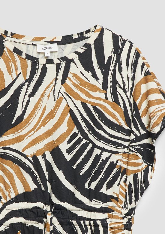 Bovenkant van een jurk met grafische print in zwart, wit en bruin.