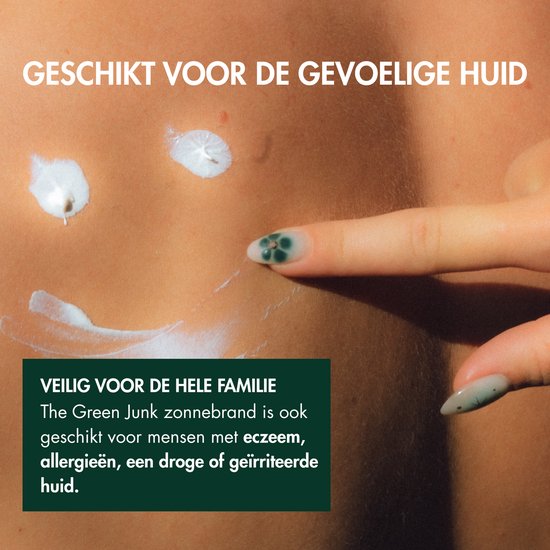 Een zonnige glimlach getekend op de huid met witte zonnebrandcrème. "Geschikt voor de gevoelige huid" staat geschreven.