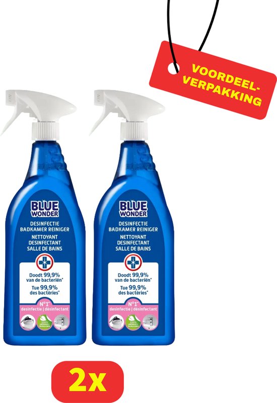 Twee flessen Blue Wonder desinfecterende badkamerreiniger in voordeelverpakking. De blauwe flessen hebben een witte spraykop en een label met de tekst 'BLUE WONDER DESINFECTIE BADKAMER REINIGER'.