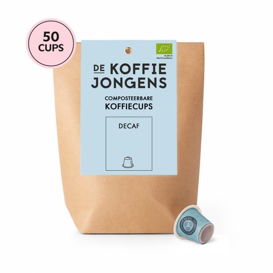 Bruine papieren zak met "DE KOFFIE JONGENS COMPOSTEERBARE KOFFIECUPS DECAF" erop. Label met "50 CUPS".