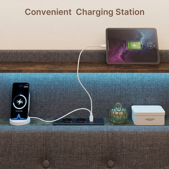 Station de recharge sur la tête de lit d'un lit rembourré, avec smartphone et tablette, plus ports USB.