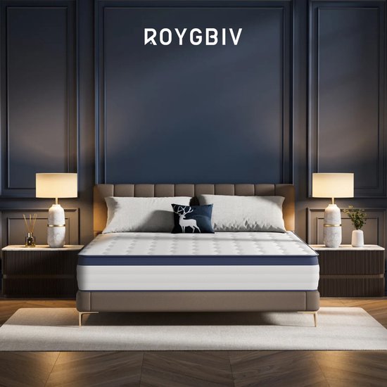 ROYGBIV matras op een bed in slaapkamer met nachtkastjes en lampen.