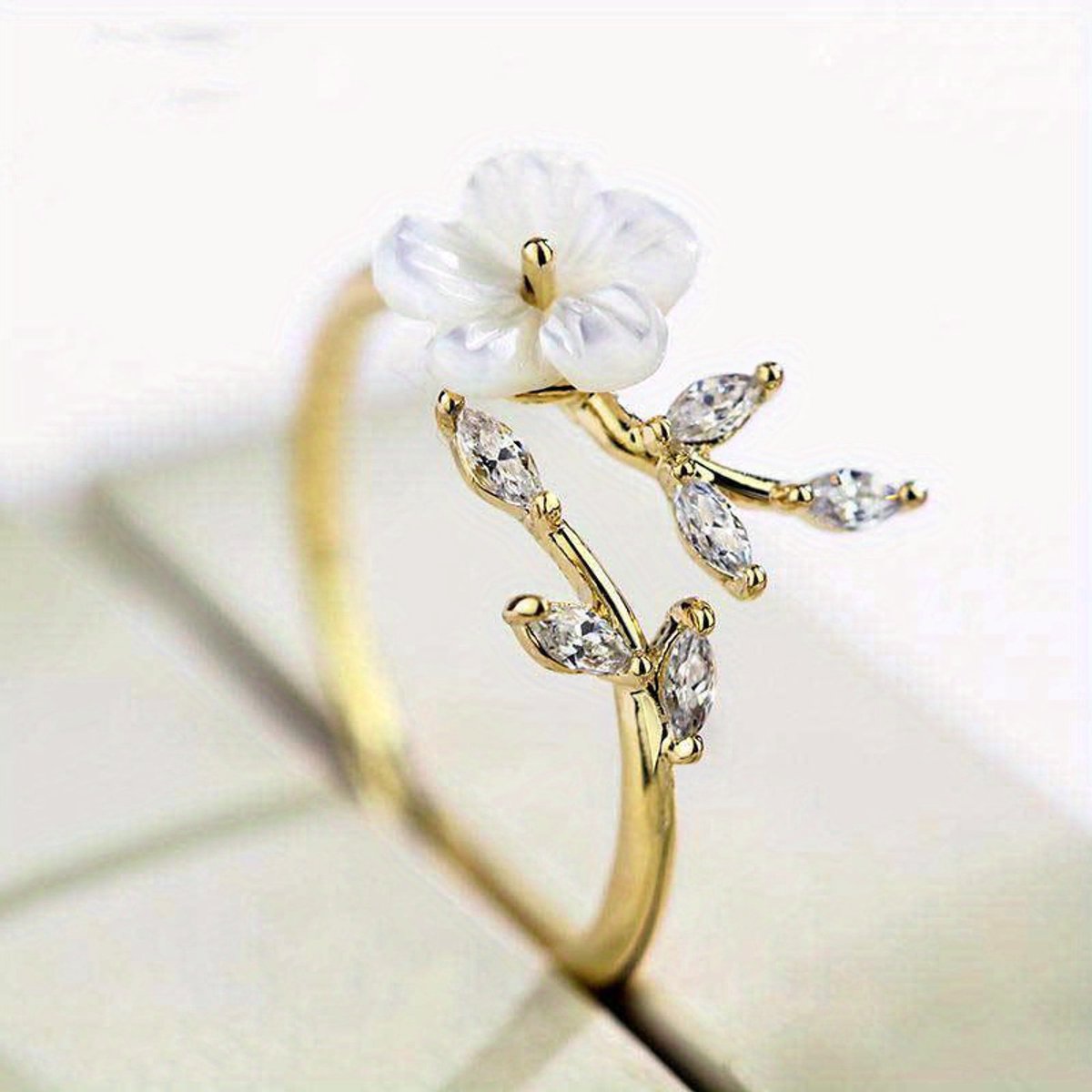 Sjika - Gouden Bloemen Ring Dames – Verstelbare Ring met Bloem & Zirkonia – Elegante Open Ring – Gold Plated - Cadeau voor haar