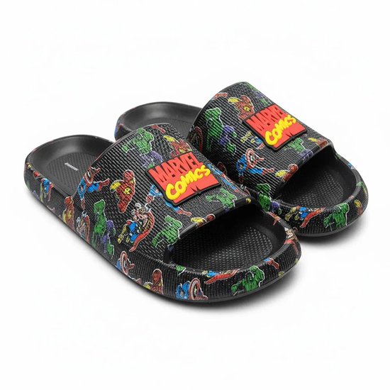Zwarte teenslippers met Marvel Comics print, met een rode 'Marvel Comics' patch op de band.