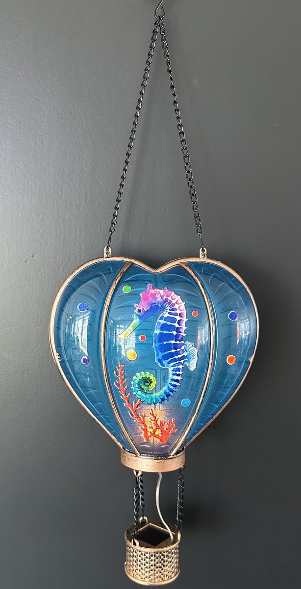Decoratieve solarlamp hart met luchtballon " met flame LED " - Zeepaardje print blauw - kunststof - hangend model - hoogte 46 x 16 x 9.5 cm - Tuindecoratie - Tuinverlichting