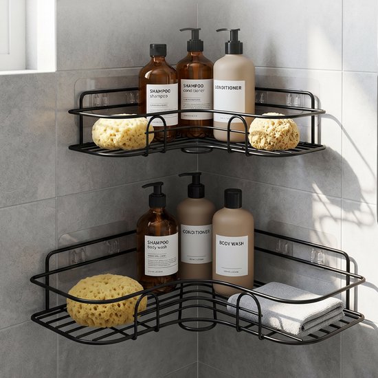 Twee zwarte hoekdouche-organizers met flessen shampoo, conditioner, bodywash, sponzen en handdoek.