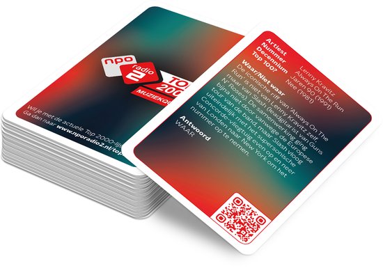 Een stapel kaarten met een rode en blauwe gloed. Een kaart is opengeklapt en toont 'Artest: Lenny Kravitz', 'Nummer: Always On The Run', 'Jaar: 1991'. Achteraan een QR-code.
