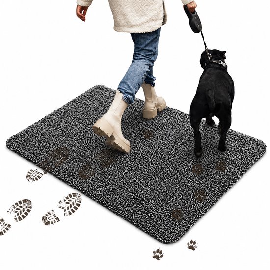 Tapis d'entrée gris foncé avec empreintes de pas et de pattes blanches, un chien noir et une personne portant des bottes blanches.