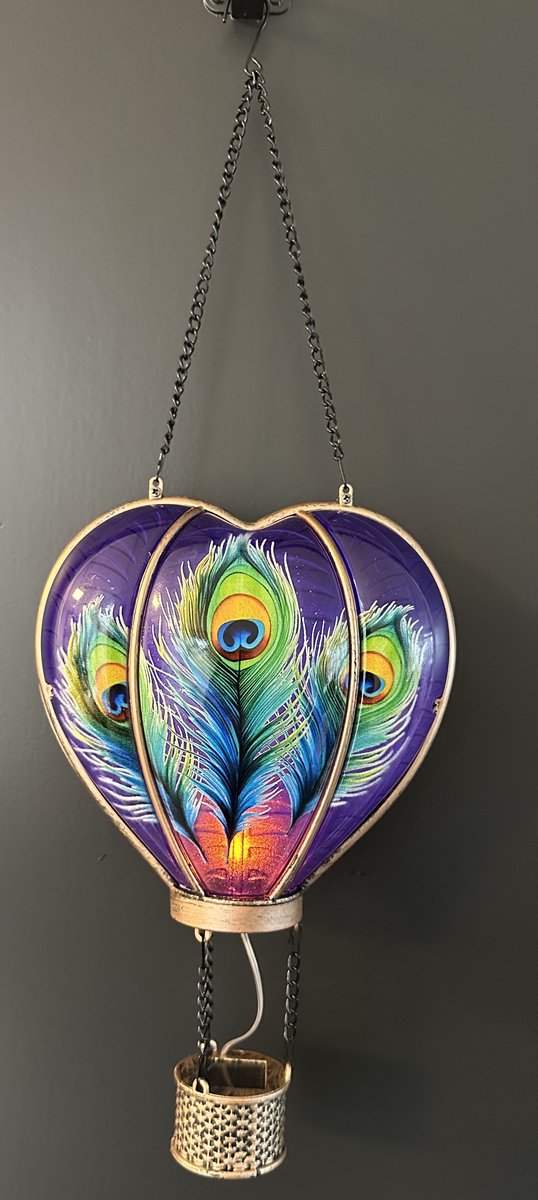 Decoratieve solarlamp hart met luchtballon " met flame LED " - Pauw veren print paars - kunststof - hangend model - hoogte 46 x 16 x 9.5 cm - Tuindecoratie - Tuinverlichting