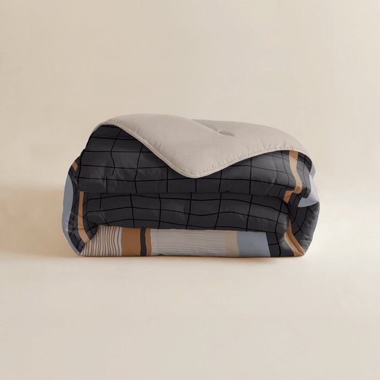 Opgevouwen dekbed met beige bovenzijde en een onderkant met grijs ruitpatroon en strepen.