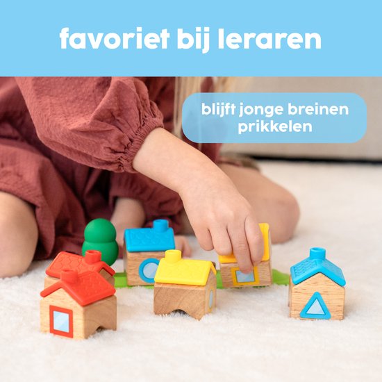 Kind speelt met houten huisjes. Rode, blauwe en gele huisjes. Tekst: favoriet bij leraren.