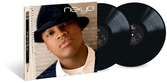 Albumhoes van 'In My Own Words' met Ne-Yo die een zwarte hoed draagt. Twee zwarte vinylplaten ernaast.