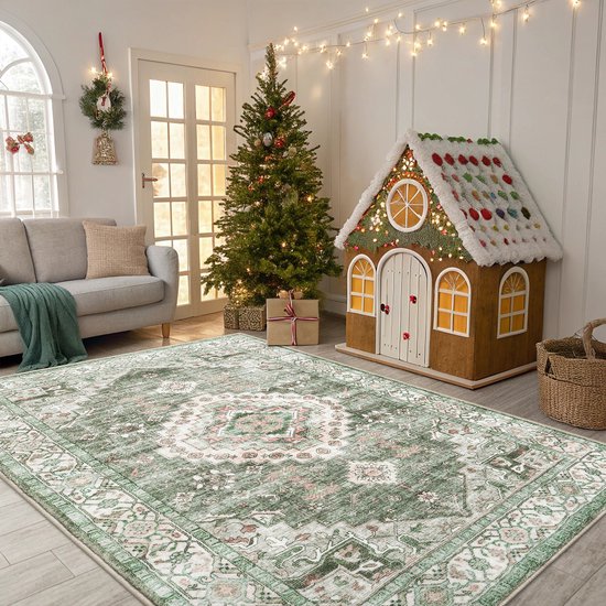 Groen vloerkleed met klassiek patroon in kerstinterieur.