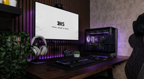 Gaming pc setup met paarse accentverlichting. De pc is voorzien van een groot scherm, toetsenbord, muis en gaming koptelefoon.
