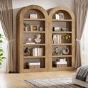 Twee houten boekenkasten met gebogen bovenkanten naast elkaar, gevuld met decoraties.