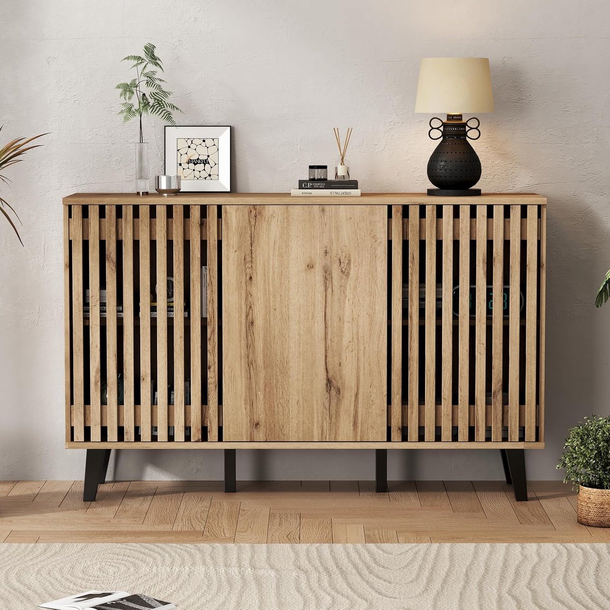 Aura Modern Dressoir met Hybride Kastdeuren – Luxe Buffetkast met 3 Deuren en 6 Opbergvakken – Warme Houtlook Bijzettafel voor Woonkamer en Kantoor – 150W x 40D x 95H cm