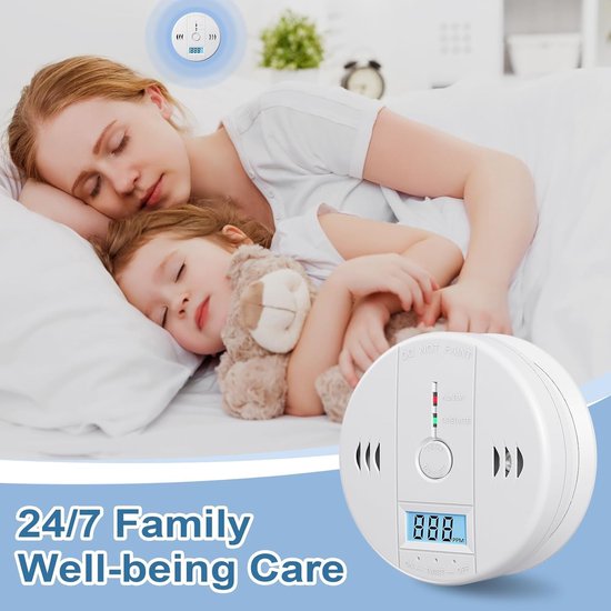 Vrouw en kind slapen, met een witte koolmonoxidemelder op de voorgrond met digitaal display en "24/7 Family Well-being Care" tekst.