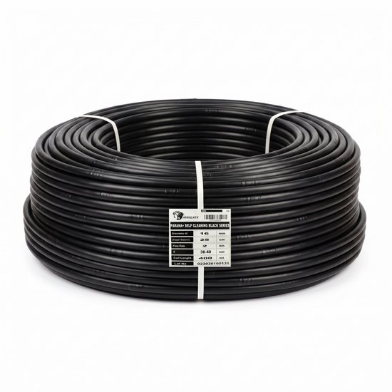 Een rol zwarte, zelfreinigende druppelslang van 16 mm diameter, met een label dat specificaties toont.