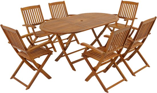 Ovale houten tuintafel met zeven houten klapstoelen eromheen, op een witte achtergrond.