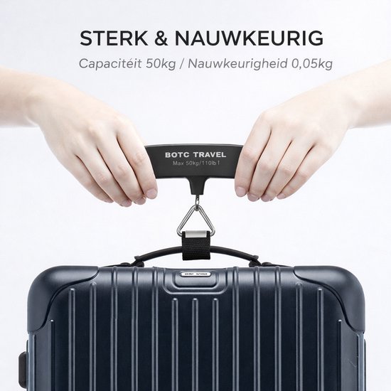 Twee handen gebruiken de zwarte BOTC bagageweegschaal boven een donkerblauwe koffer.