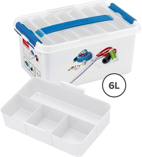 Boîte de rangement blanche 6L avec couvercle transparent et fermoirs bleus, avec plateau amovible.