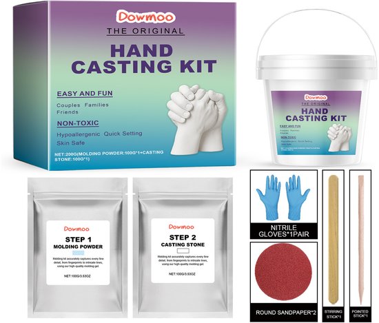 Kit de moulage de mains avec deux sachets de poudre, des gants, du papier de verre et des bâtons d'agitation. L'emballage montre un ensemble de mains.