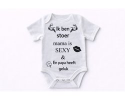 Grappige Baby Romper “Ik ben stoer mama is sexy & papa heeft geluk” – Rompertje Baby Tekst – Kraamcadeau Baby – Funny Baby Kleding - Maat 50/56