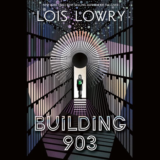 Boekomslag van Building 903 door Lois Lowry met een silhouet dat in een verlichte deuropening staat tussen boekenplanken.
