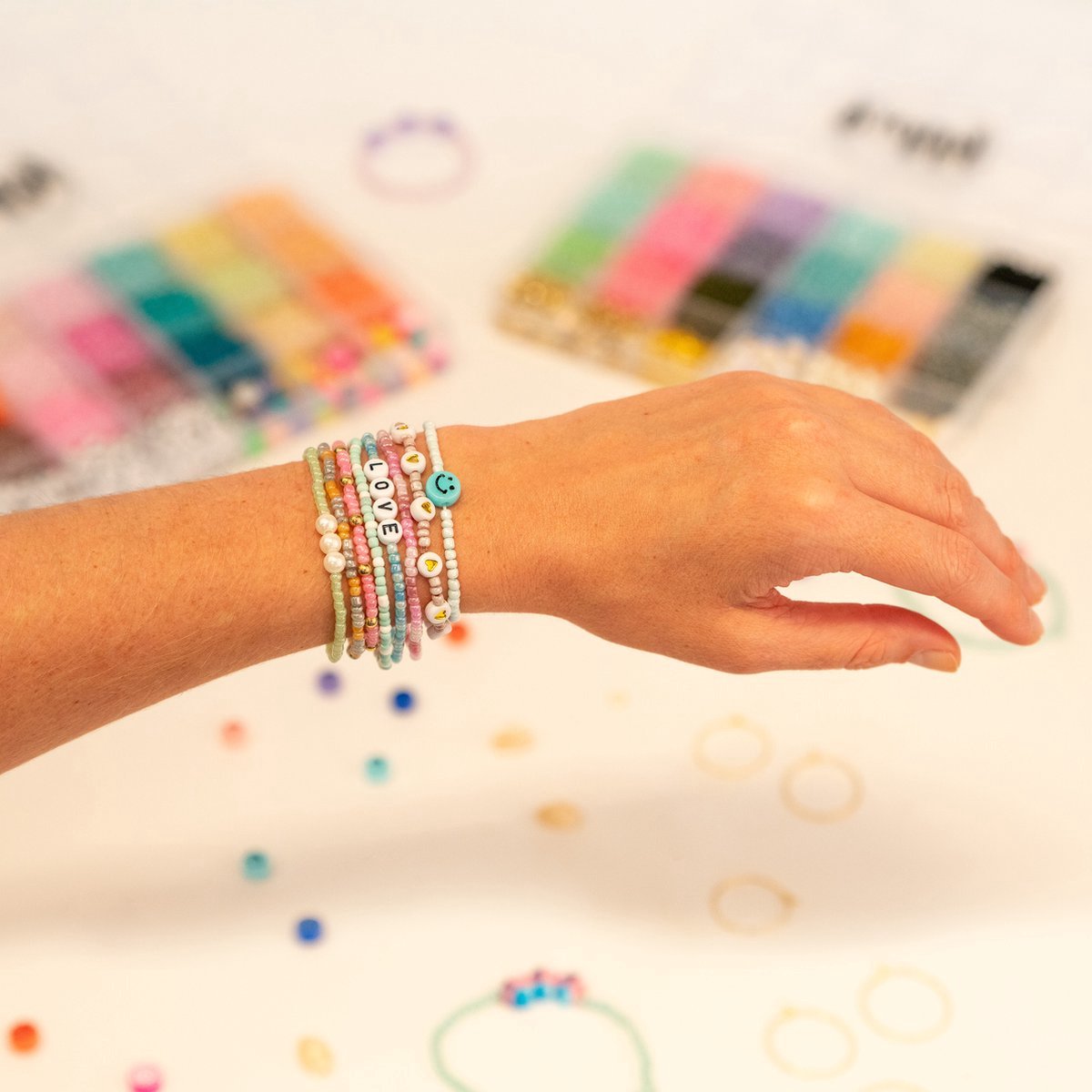 Richly® XXL Creative Kralen set - inclusief E-BOOK - sieraden armbandjes maken meisjes & dames - incl. letterkralen, smiley kralen, parels, bedels & polymeer kralen - kralenketting - kralendoos — afbeelding 2