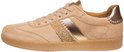 Zijaanzicht van een beige suède Gabor sneaker met gouden streep, teddy detail en gouden hiel.