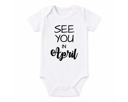 MAM Baby Rompertje tekst coming soon 2026 2027 zwangerschap aankondiging Zwangerschapsaankondiging maand See you in April korte mouw wit maat 50/56 Cadeau voor de liefste aanstaande oma en opa mama papa oom tante Bekendmaking zwangerschap