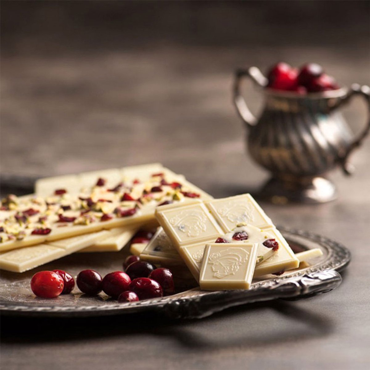 Witte chocolade met pistachenoten, amandelen en veenbessen