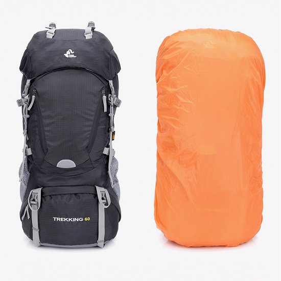 Zwarte 60L wandelrugzak naast een feloranje regenhoes.