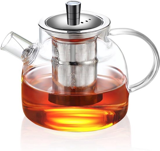 Glazen theepot met roestvrijstalen infuser, gevuld met amberkleurige thee.