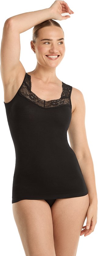 Zwart kanten singlet met V-hals, gedragen door een lachend model.